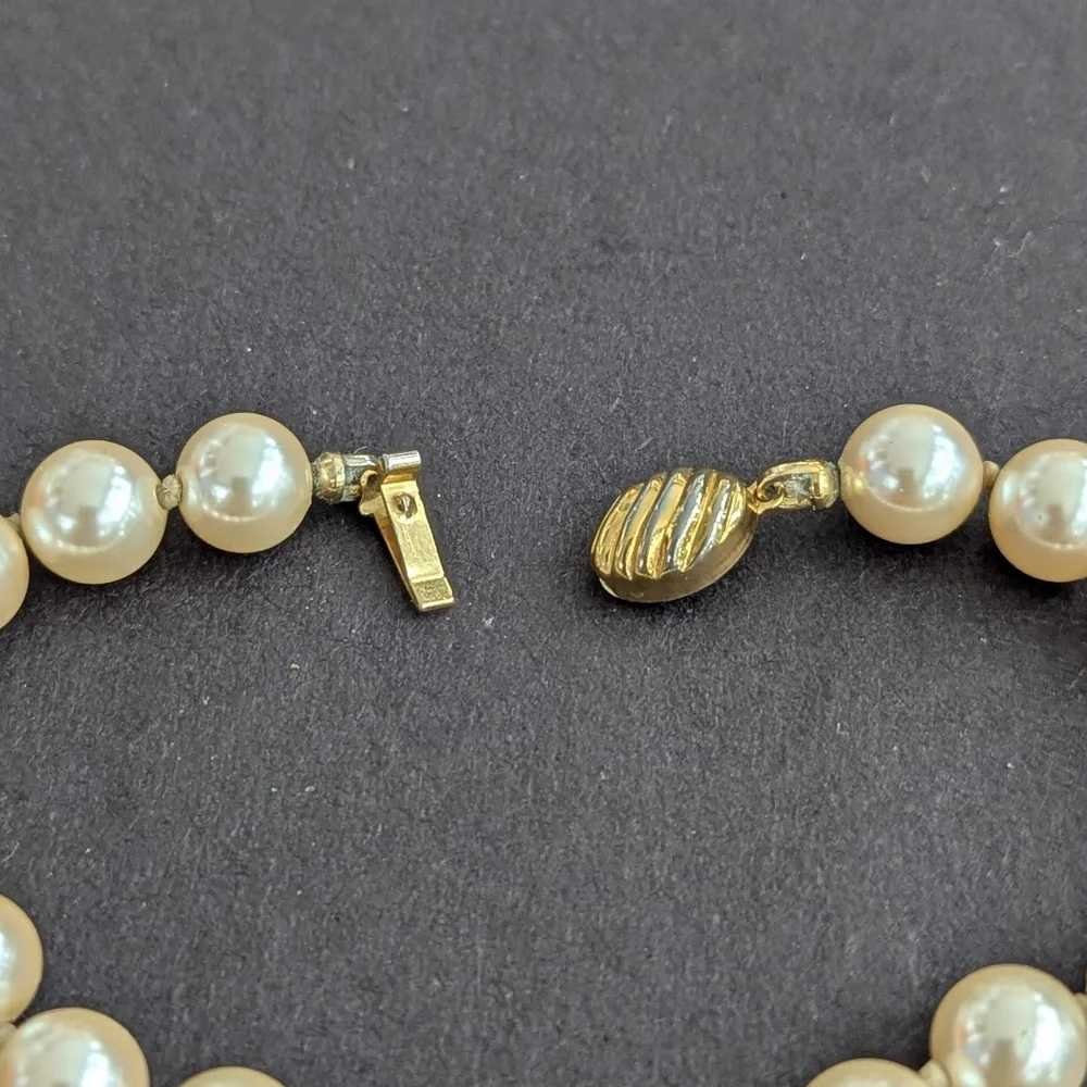 Cream Genuine Pearl Bracelet - Picture 4 of 4